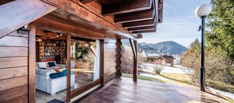 Chalet 'Des Charmes' with Mountain Views, Private Terrace, and Wi-Fi