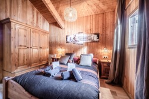 5 bedrooms, iron/ironing board, free WiFi, bed sheets - Chalet 'Des Charmes' with Mountain Views, Private Terrace, and Wi-Fi (Thollon-les-Mémises)