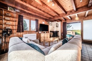 Televisie en een open haard