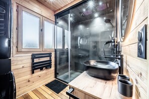 Shower, hair dryer, towels - Chalet 'Des Charmes' with Mountain Views, Private Terrace, and Wi-Fi (Thollon-les-Mémises)
