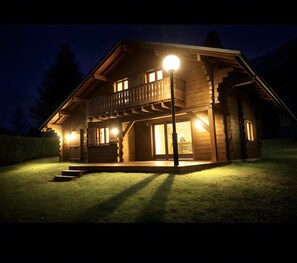 Exterior detail - Chalet 'Des Charmes' with Mountain Views, Private Terrace, and Wi-Fi (Thollon-les-Mémises)