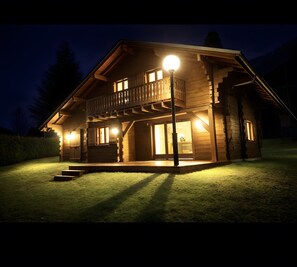 Exterior detail - Chalet 'Des Charmes' with Mountain Views, Private Terrace, and Wi-Fi (Thollon-les-Mémises)