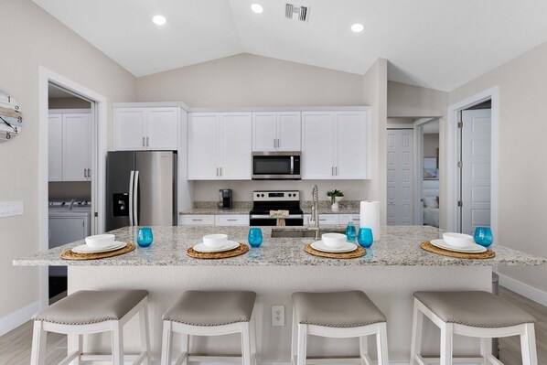 Kylskåp, mikrovågsugn, ugn och spishäll