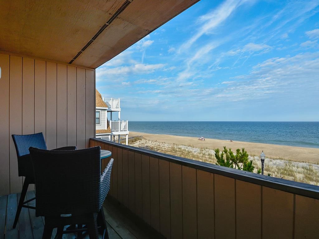 Un balcone con vista sulla spiaggia e sull'oceano.