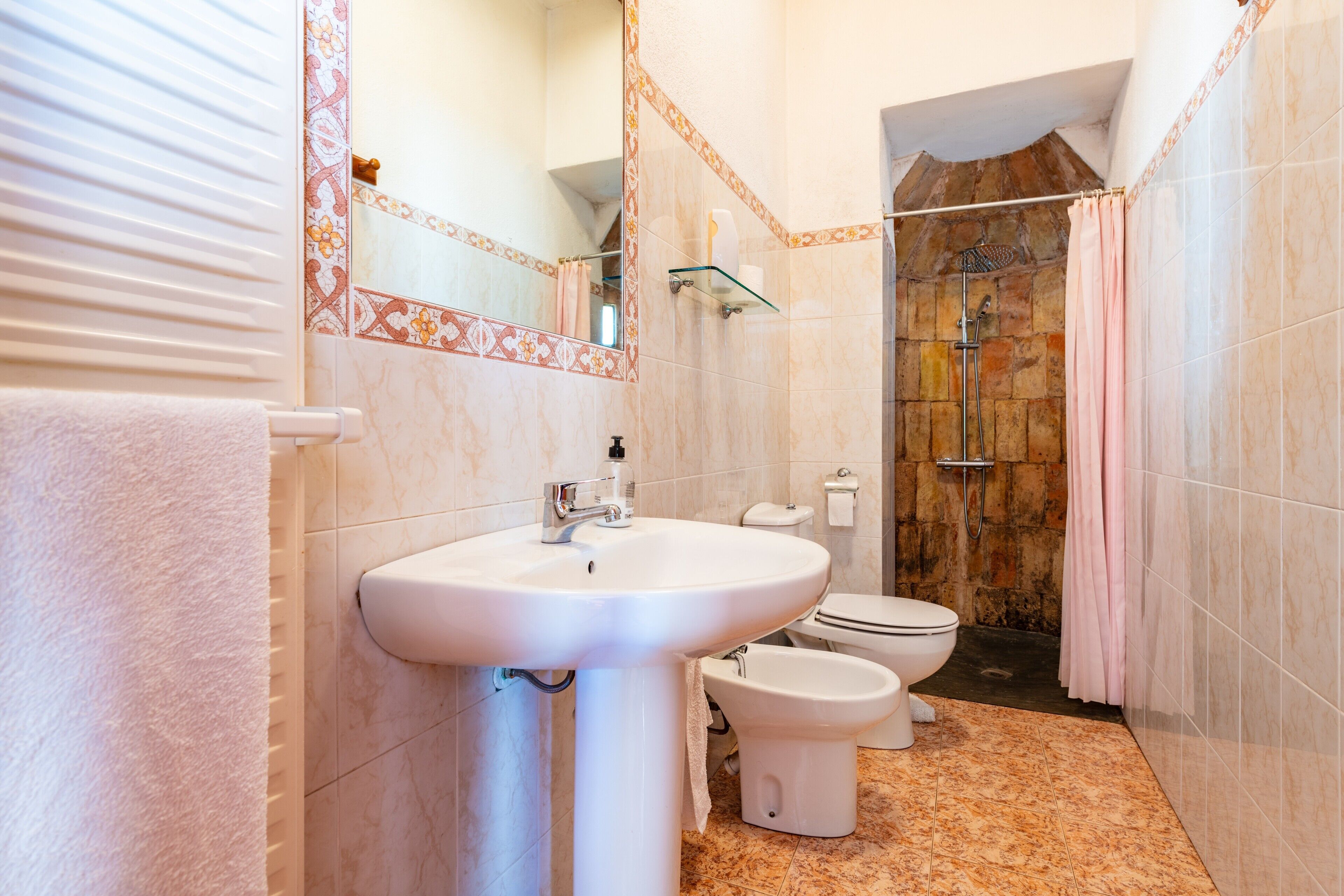 Douche, sèche-cheveux, serviettes fournies