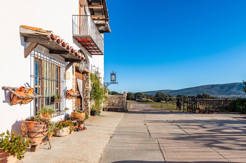 Country House 'Vell' with Mountain View, Private Garden and Wi-Fi