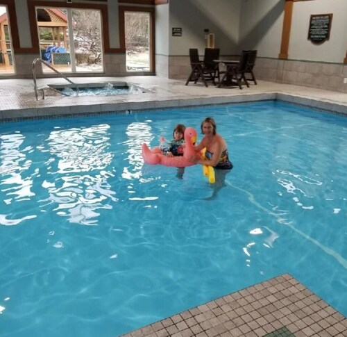 Cozy 3-bedroom/3-bathroom Townhouse, minutes from Loon Mt with an indoor pool