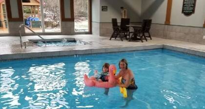 Cozy 3-bedroom/3-bathroom Townhouse, minutes from Loon Mt with an indoor pool