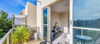 StayAU Pakenham Townhouse with Lakeview