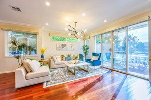 TV - StayAU Pakenham Townhouse with Lakeview (Pakenham)