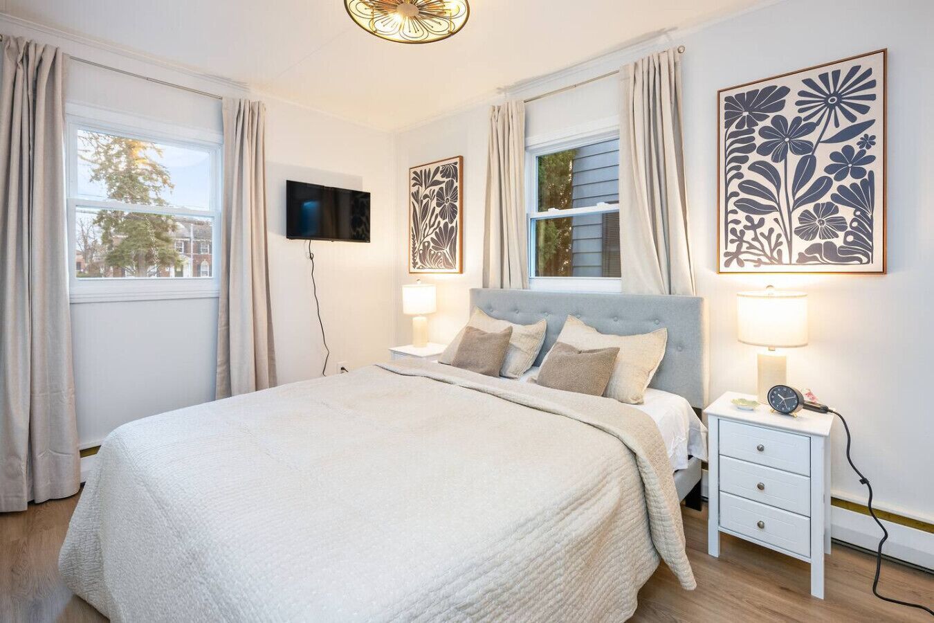 Tabla de planchar con plancha, wifi gratis y ropa de cama 