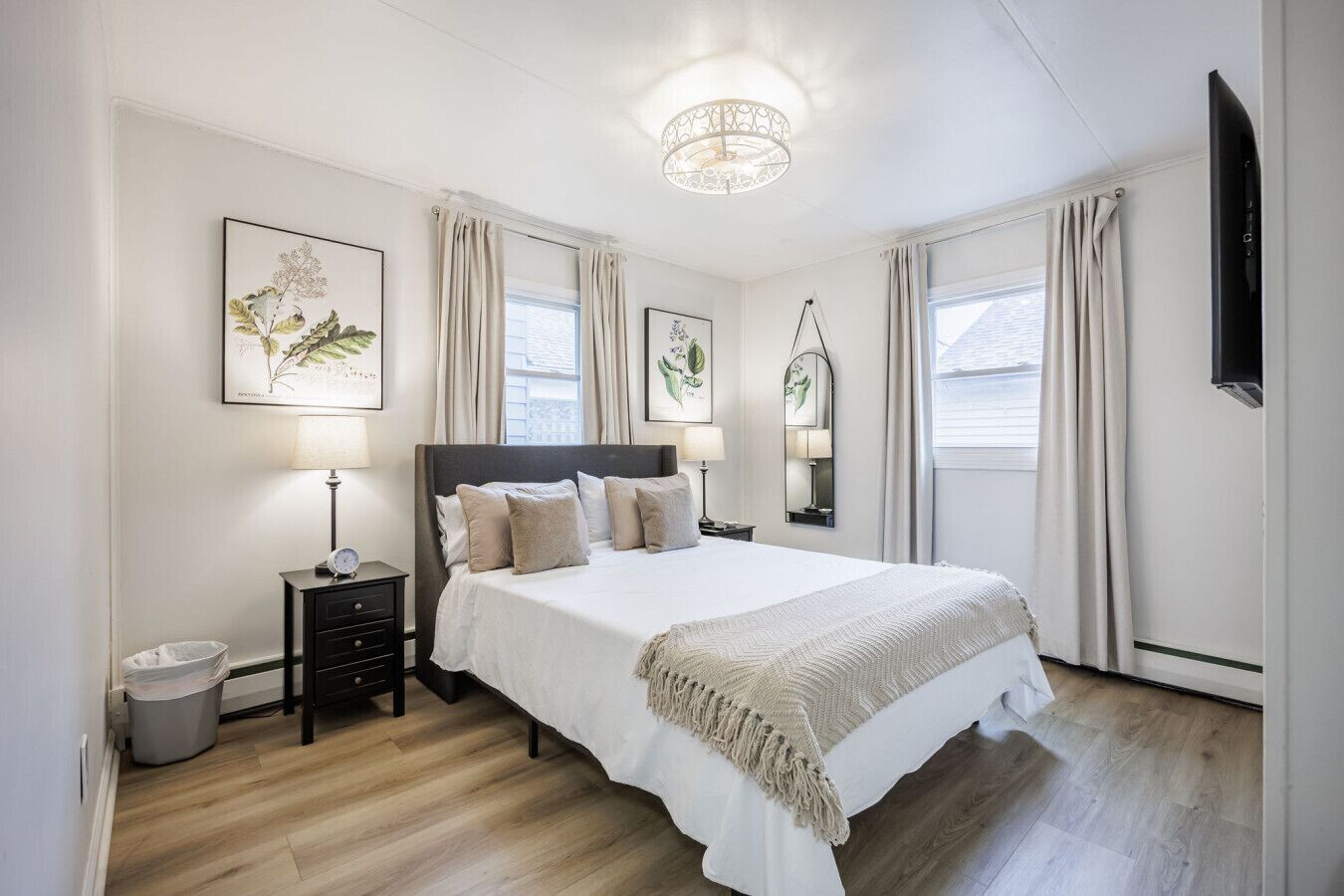 Tabla de planchar con plancha, wifi gratis y ropa de cama 