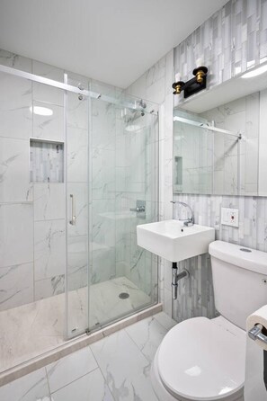 Ducha, secador de pelo, toallas y jabón