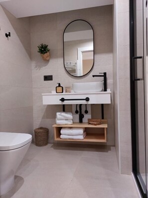 Comfort Double Room, Non Smoking, Private Bathroom | Desk, laptop workspace, soundproofing, free WiFi - Pension Cabezas Oviedo (Oviedo)