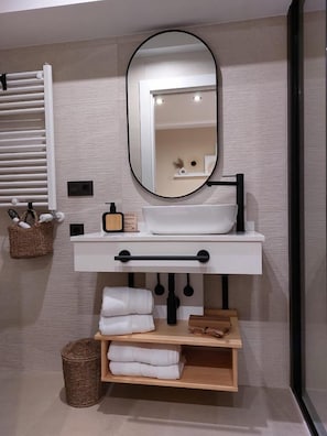 Comfort Double Room, Non Smoking, Private Bathroom | Bathroom | Shower, hair dryer, towels, soap - Pension Cabezas Oviedo (Oviedo)