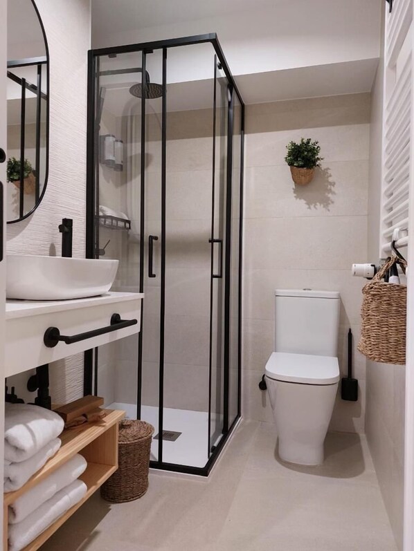 Comfort Double Room, Non Smoking, Private Bathroom | Bathroom | Shower, hair dryer, towels, soap - Pension Cabezas Oviedo (Oviedo)
