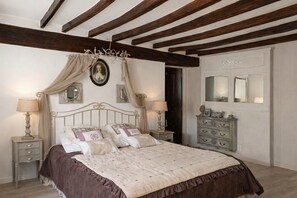 1 bedroom, free WiFi, bed sheets - “Marie Antoinette” Guest Room with Breakfast, Pool, Private Terrace and Wi-Fi (Suzay)