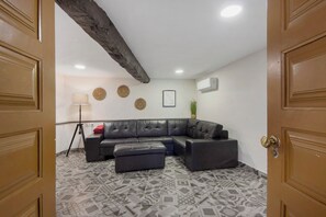Televisión, chimenea y tenis de mesa 