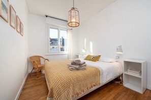 4 bedrooms, iron/ironing board, free WiFi, bed sheets - Holiday Home 'Maison De Vacances' with Private Terrace, Private Garden and Wi-Fi (Groix)