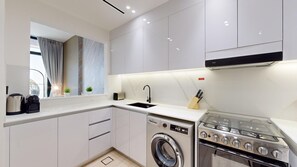 Kühlschrank, Mikrowelle, Ofen, Herdplatte