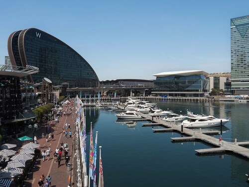 Modern Studio + Balcony + Car Park - Darling Harbour