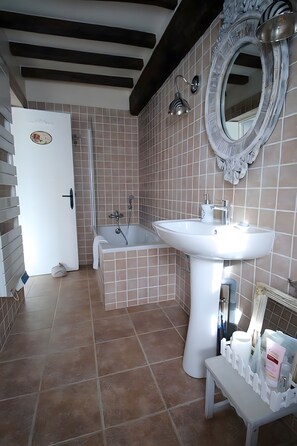 Een douche, een haardroger, handdoeken