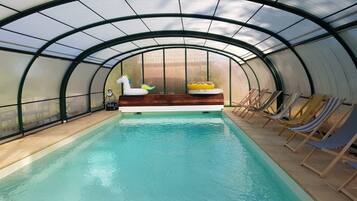 Una piscina techada, una piscina climatizada