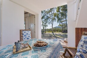 Outdoor dining - Casa Mulas ground floor with access to the sea (Tertenia)