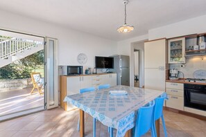 Fridge, microwave, oven, stovetop - Casa Mulas ground floor with access to the sea (Tertenia)