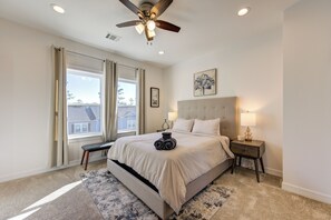 2 bedrooms, desk, iron/ironing board, free WiFi - BRAND NEW Stylish 2BR Townhome, Fast WiFi & AC, Nestled in Downtown Houston (Houston)