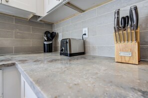 Interior - BRAND NEW Stylish 2BR Townhome, Fast WiFi & AC, Nestled in Downtown Houston (Houston)