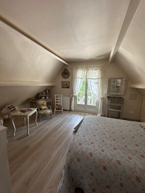 1 bedroom, free WiFi, bed sheets - Guest Room 'English Garden' with Pool, Breakfast, Shared Garden and Wi-Fi (Suzay)