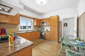 Microwave, dishwasher, coffee/tea maker - Villa Domus Vini by Villa Plus (Sítio Ilha da Madeira, Albufeira)