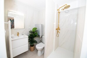 Haartrockner, Handtücher, Seife, Shampoo