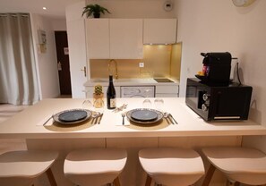 Kühlschrank, Mikrowelle, Herdplatte, Wasserkocher mit Kaffee-/Teezubehör