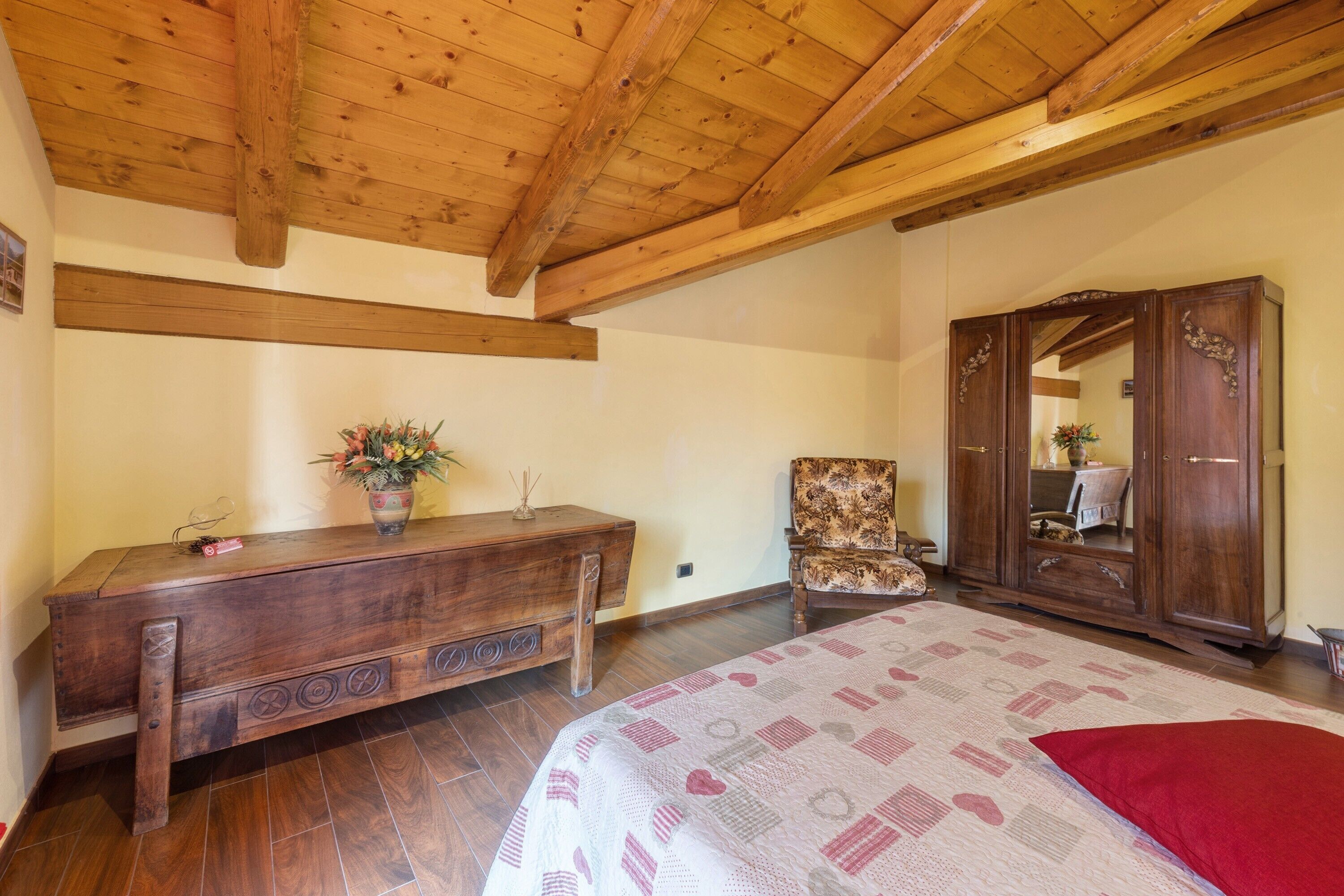 Tabla de planchar con plancha, wifi gratis y ropa de cama 