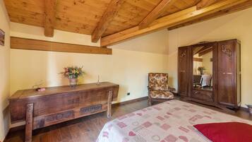 Tabla de planchar con plancha, wifi gratis y ropa de cama