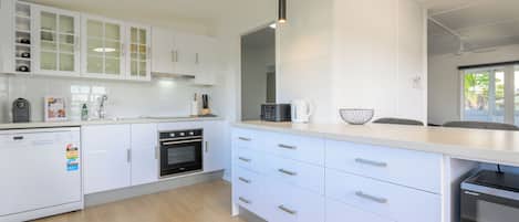 Micro-ondes, four, plaque de cuisson, lave-vaisselle