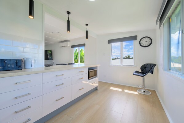 Microwave, oven, stovetop, dishwasher - Fully renovated home, close to parks, river & beach (West Gladstone)