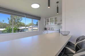 Microwave, oven, stovetop, dishwasher - Fully renovated home, close to parks, river & beach (West Gladstone)