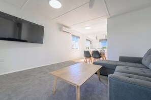 Smart TV - Fully renovated home, close to parks, river & beach (West Gladstone)