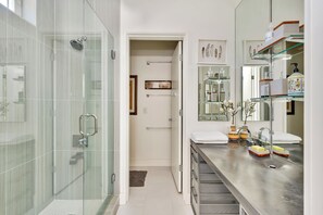 Douche, séchoir à cheveux, serviettes fournies