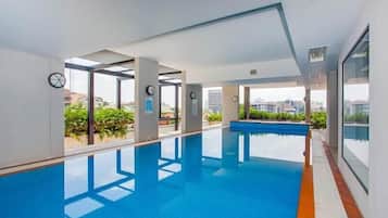 Una piscina cubierta