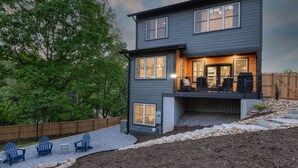 Une maison à deux étages dotée d’un patio couvert.