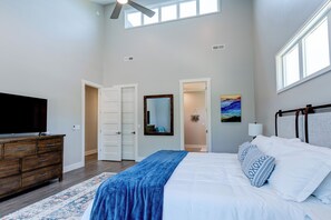3 Schlafzimmer, Schreibtisch, Bügeleisen/Bügelbrett, Reisekinderbett