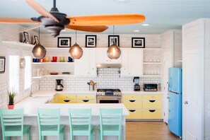 冷蔵庫、電子レンジ、オーブン、コンロ