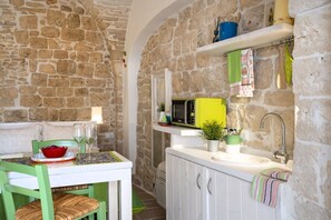 Fridge, microwave, coffee/tea maker, electric kettle - GuestHost - 18-10 Room in the heart of Martina Franca (Martina Franca)