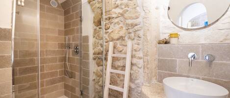 Dusche, Haartrockner, Bidet, HandtĂŒcher
