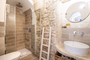 Shower, hair dryer, bidet, towels - GuestHost - 18-10 Room in the heart of Martina Franca (Martina Franca)