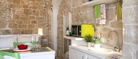 Mikrowelle, Wasserkocher mit Kaffee-/Teezubehör